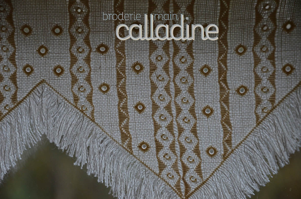 La broderie ajourée à fils resserrés
