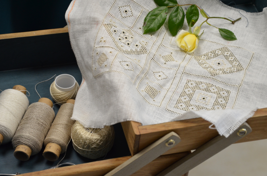 La broderie ajourée à fils resserrés