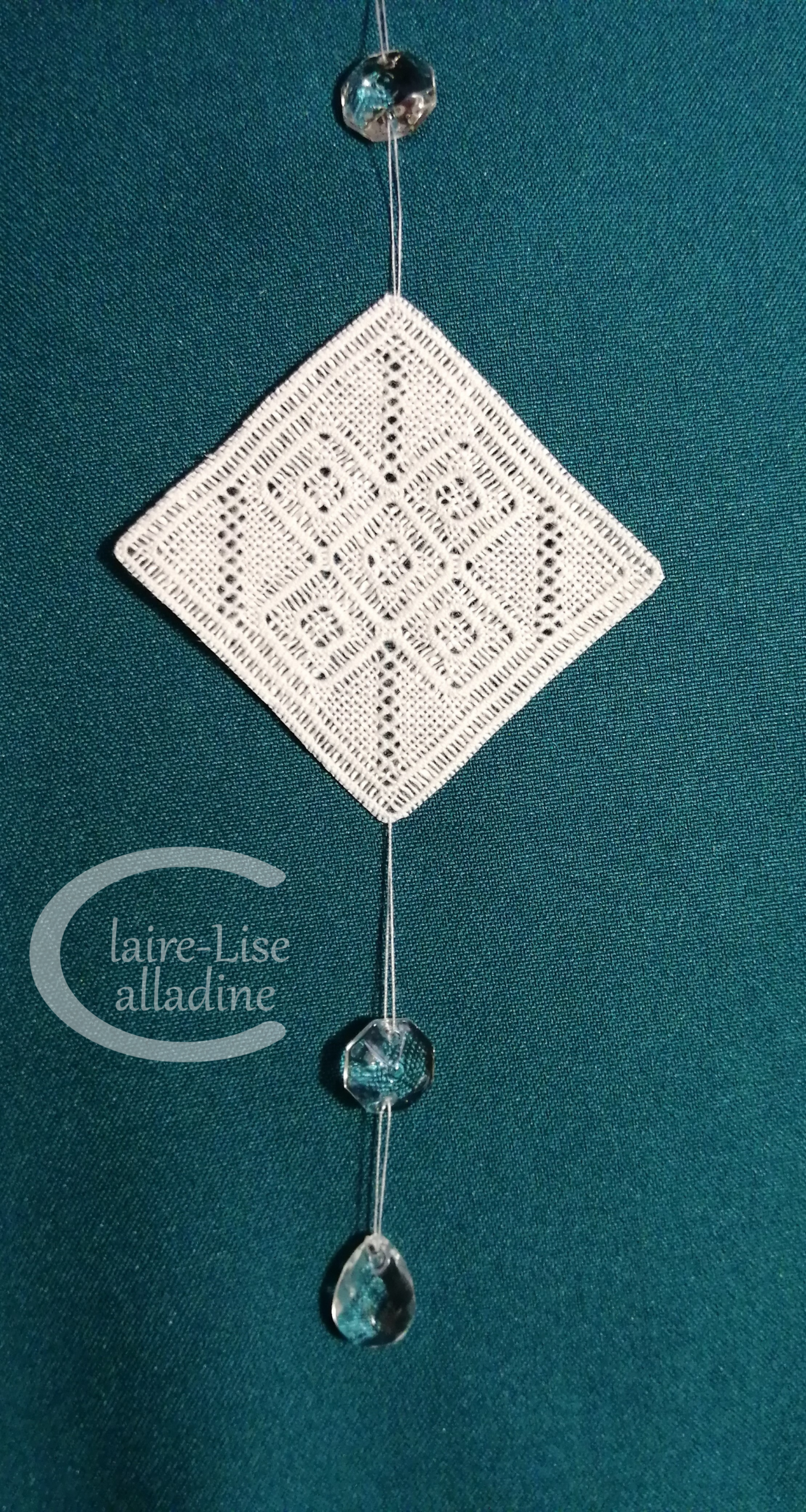 Piece unique pendeloque 12 - Mobile suspendu en broderie jours a fils resserres et pampilles de cristal