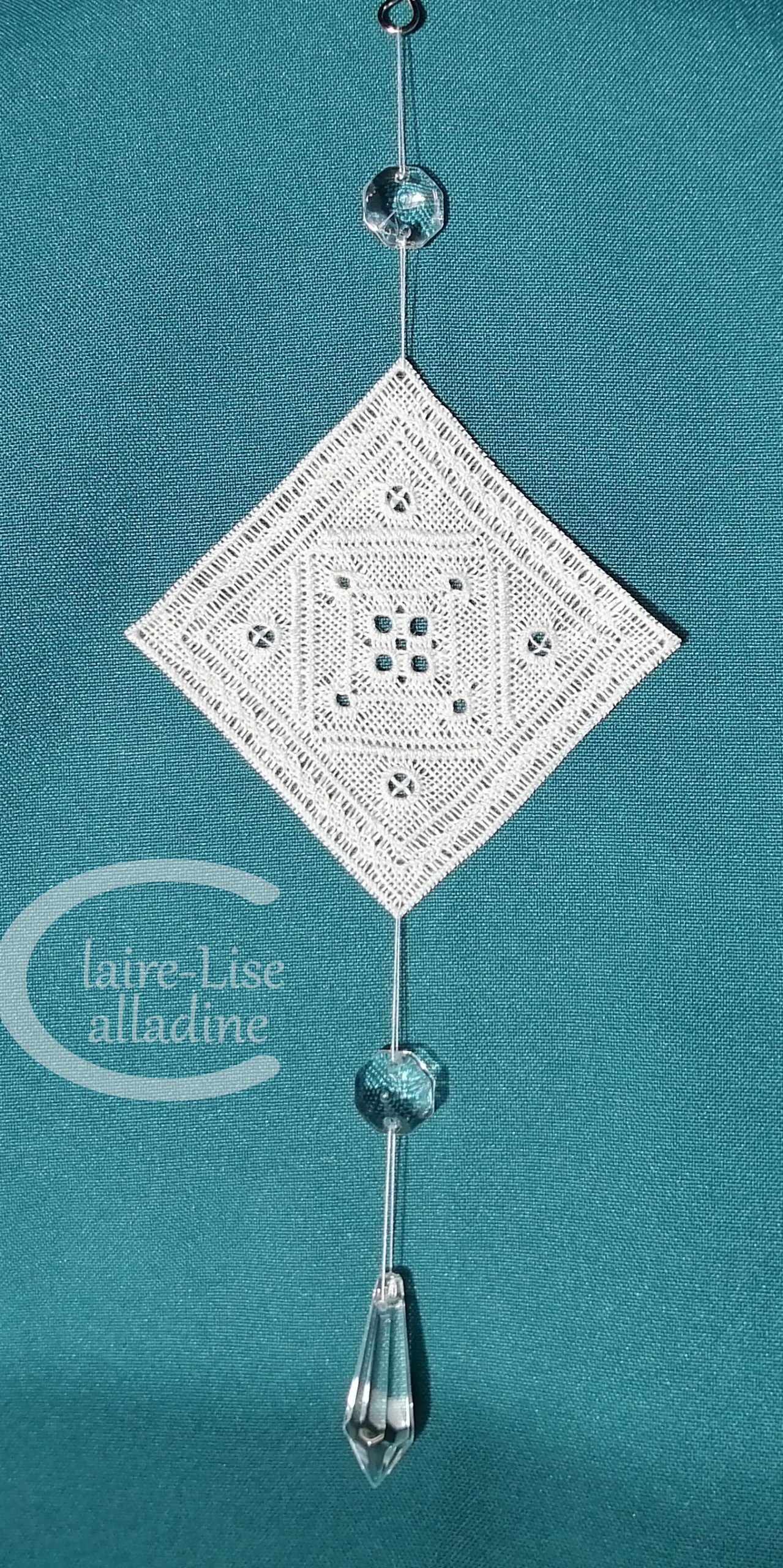 Piece unique pendeloque 2 - Mobile suspendu broderie jours a fils resserres et gouttes de cristal