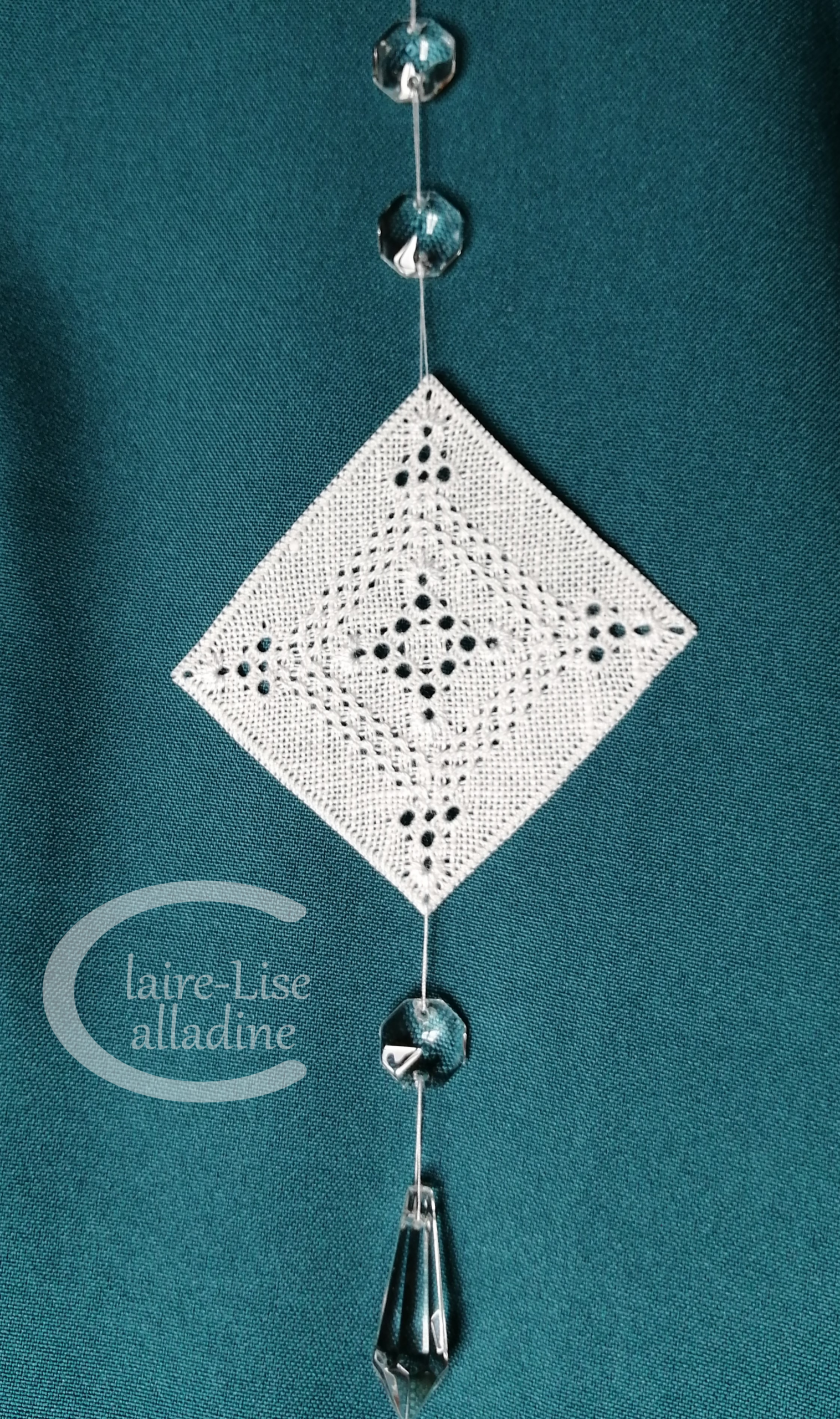 Piece unique pendeloque 4 - Mobile suspendu broderie ajouree jours a fils resserres et gouttes de cristal