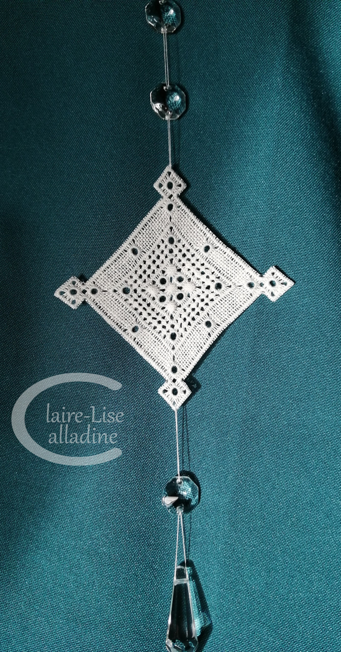 Piece unique pendeloque 5 - Suspension artisanale en broderie jours a fils resserres avec pampilles cristal