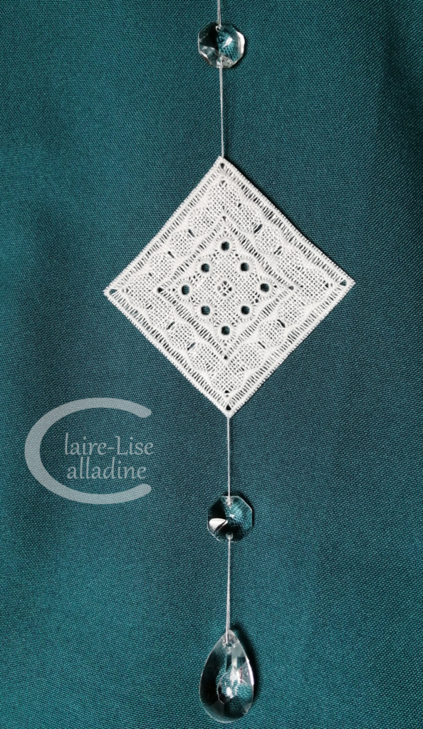 Piece unique pendeloque 6 - Mobile suspendu en broderie jours a fils resserres et pampilles de cristal