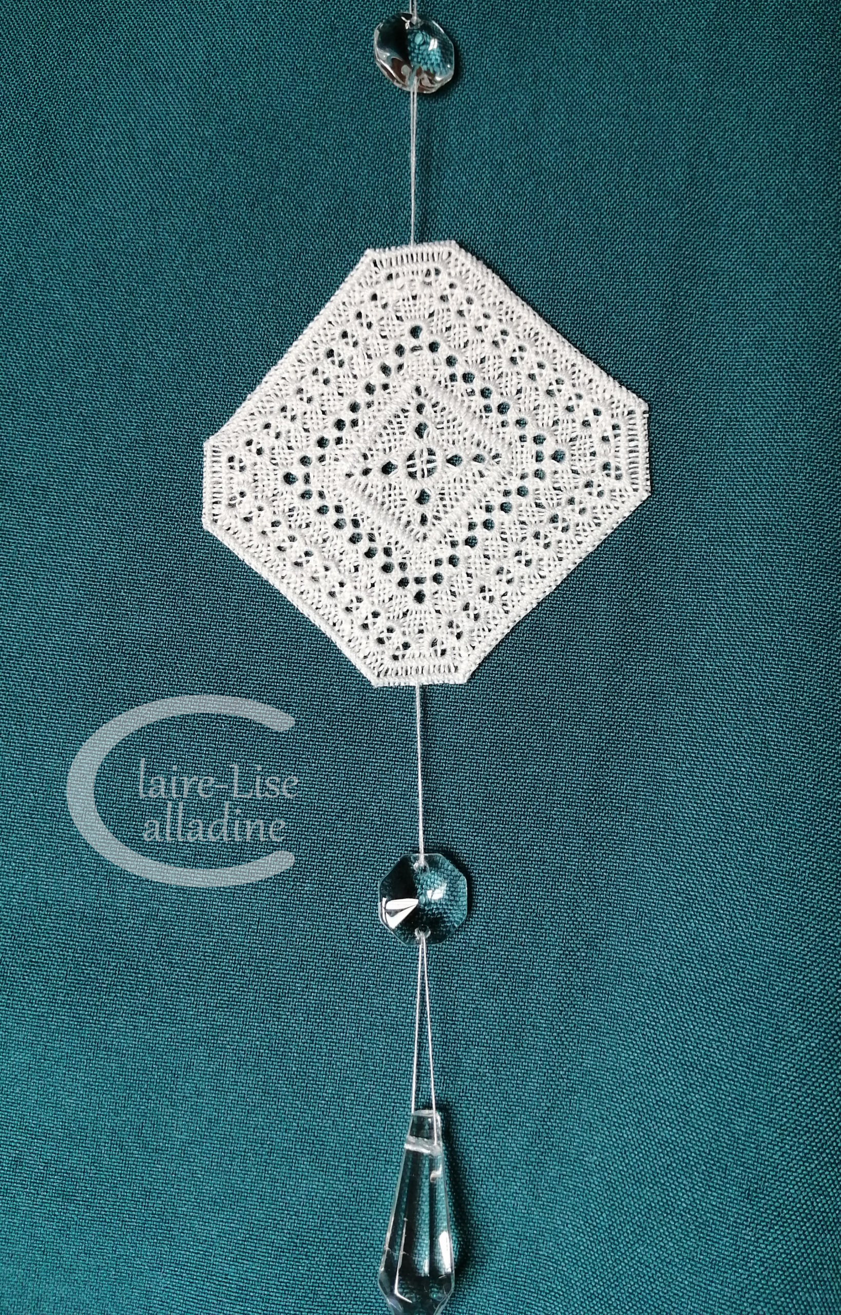 Piece unique pendeloque 7 - Mobile suspendu en broderie jours a fils resserres et pampilles de cristal