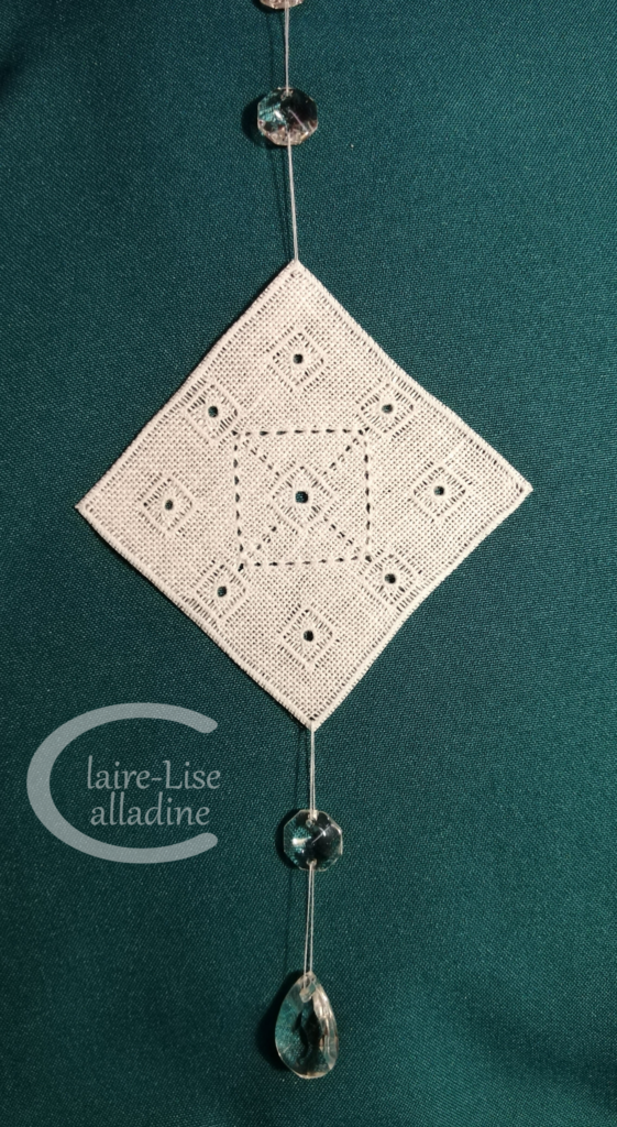 Piece unique pendeloque 8 - Mobile suspendu en broderie jours a fils resserres et pampilles de cristal